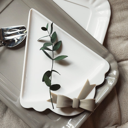 Piece of cake on a plate <br> [Italian brand products;